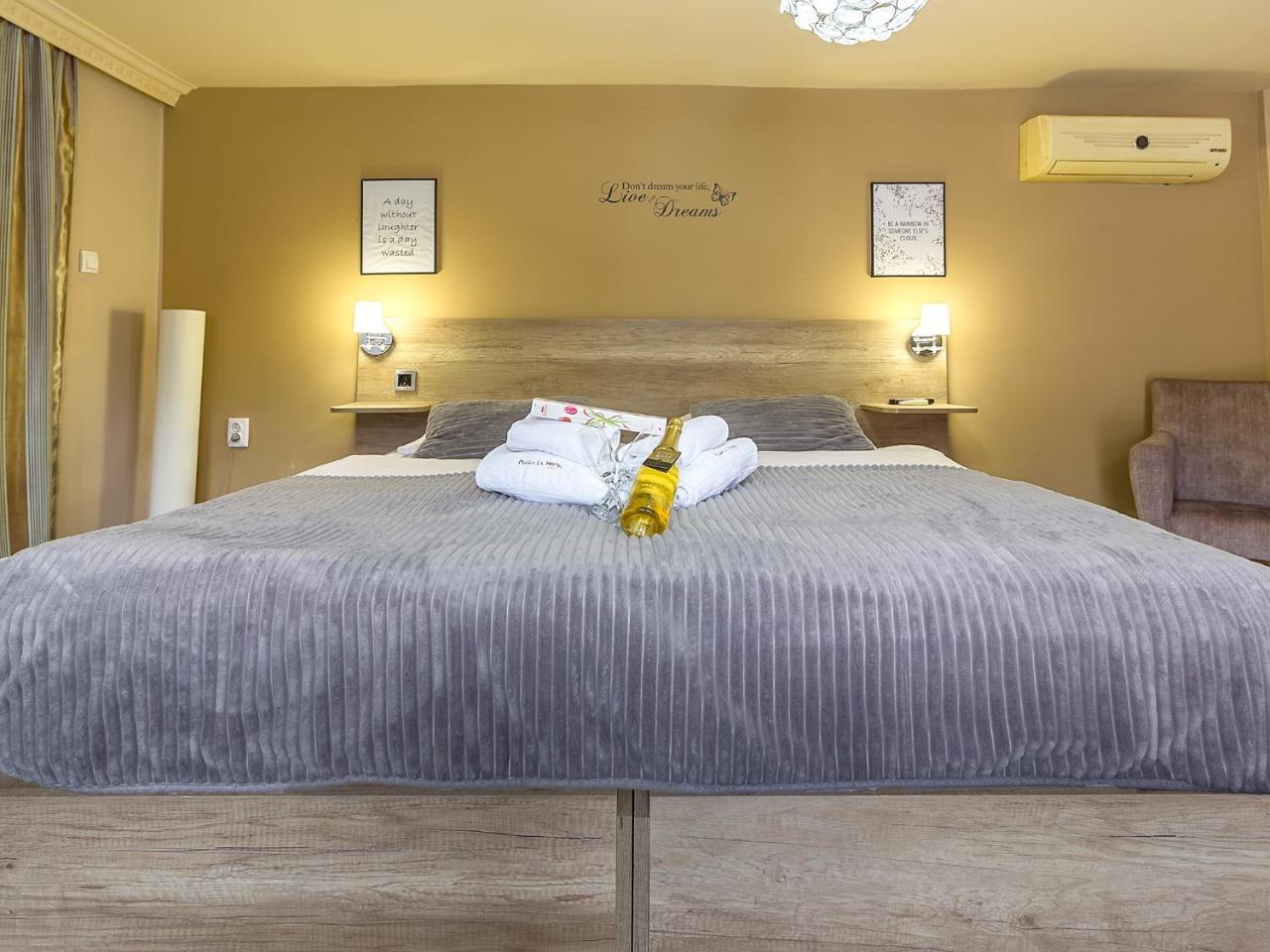 Plaza La - Night&Spa Sremska Mitrovica Esterno foto